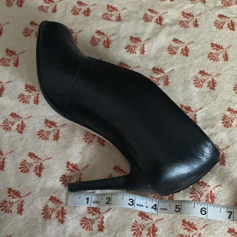 Peep toe closed heel size 6, 4 inch heel black